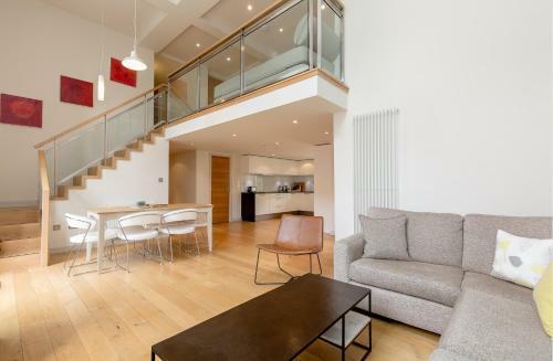 424 Stunning 2 Bedroom Duplex Apartment By The Meadows With Secure Parking