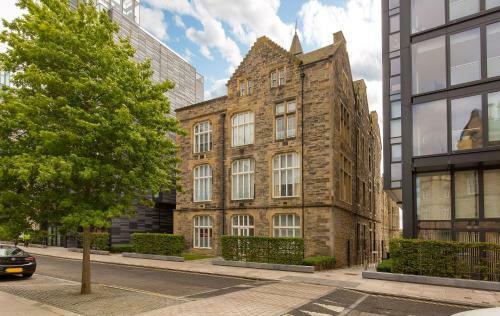 424 Stunning 2 Bedroom Duplex Apartment By The Meadows With Secure Parking