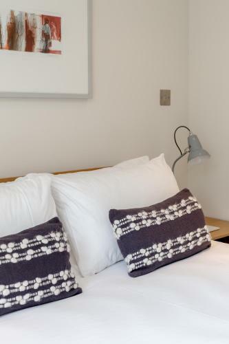424 Stunning 2 Bedroom Duplex Apartment By The Meadows With Secure Parking