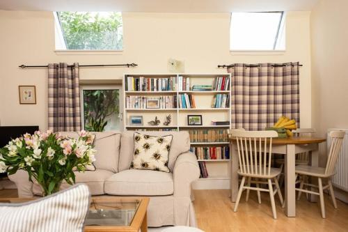 Luxury Morningside Cottage With Patio