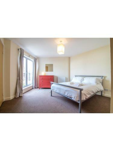 Immaculate 2 Bed House, Sleeps 6, Free Parking