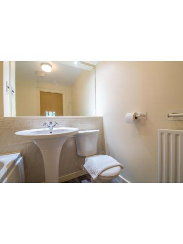Immaculate 2 Bed House, Sleeps 6, Free Parking