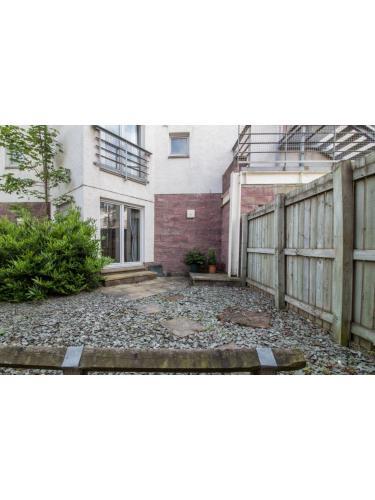Immaculate 2 Bed House, Sleeps 6, Free Parking