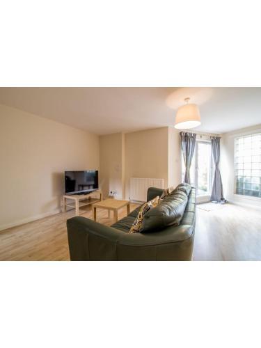 Immaculate 2 Bed House, Sleeps 6, Free Parking
