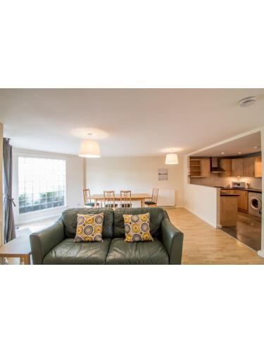 Immaculate 2 Bed House, Sleeps 6, Free Parking