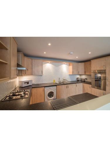 Immaculate 2 Bed House, Sleeps 6, Free Parking