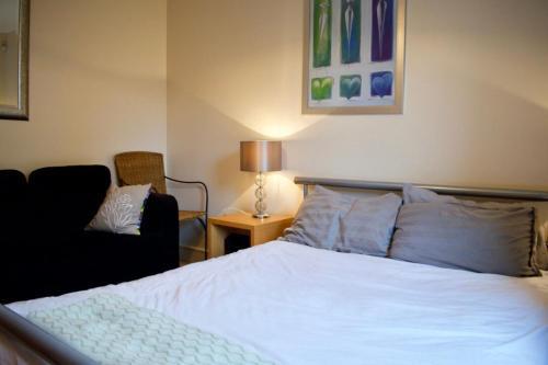 Bright Apartment Close To City Centre!