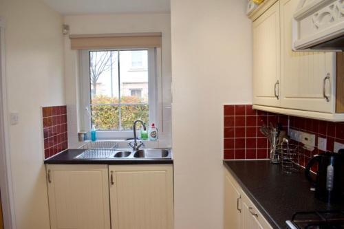 Bright Apartment Close To City Centre!