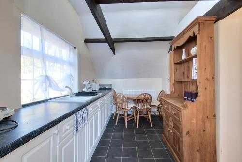 Apartamento 17th-century One Bed Studio With Parking & Garden!