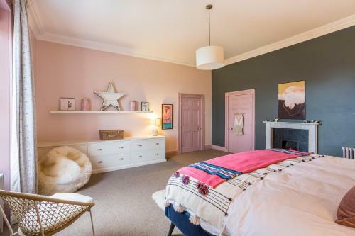 Emley Chateau Sleeps 17 With Wifi