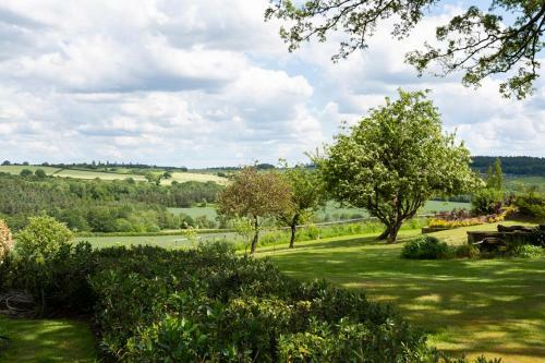 Emley Chateau Sleeps 17 With Wifi