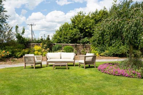 Emley Chateau Sleeps 17 With Wifi