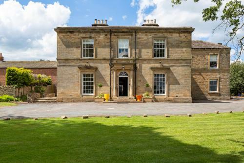 Emley Chateau Sleeps 17 With Wifi
