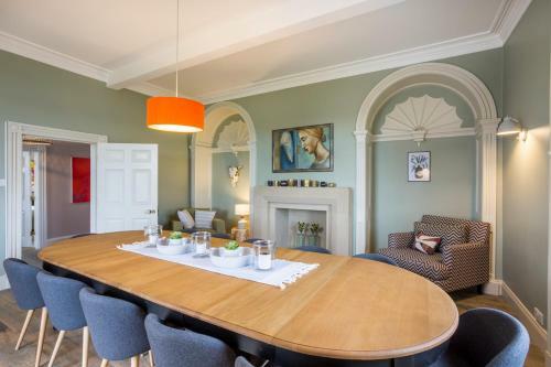 Emley Chateau Sleeps 17 With Wifi