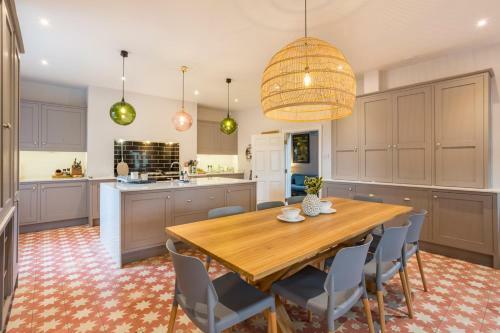 Emley Chateau Sleeps 17 With Wifi