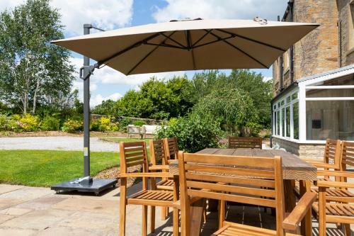 Emley Chateau Sleeps 17 With Wifi