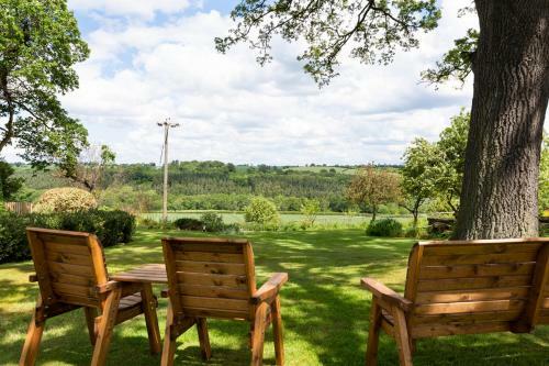 Emley Chateau Sleeps 17 With Wifi