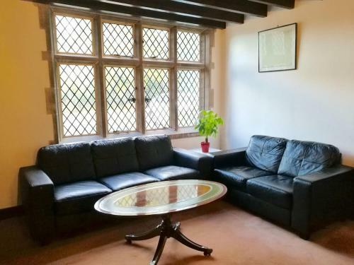 Charming 6-bed Villa In Staines