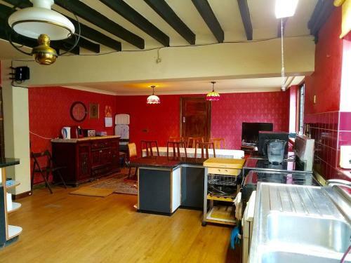 Charming 6-bed Villa In Staines