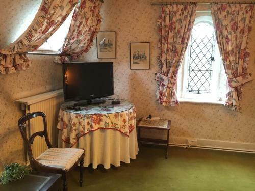 Charming 6-bed Villa In Staines