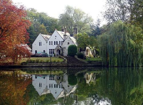 Charming 6-bed Villa In Staines