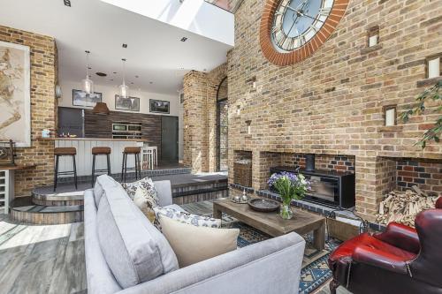 Eltham Chateau Sleeps 24