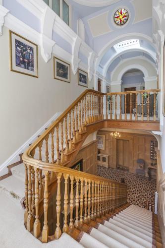 Eltham Chateau Sleeps 24