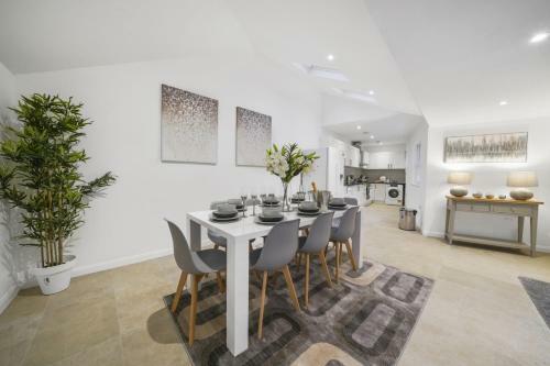 Villa Eton House - Luxury Accommodation, Free Parking, Central Location