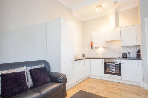 Bright 2 Bedroom Apartment In Central Location