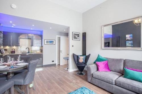 Merchant City: Stunning 2 Bed Apartment - Sleeps 6