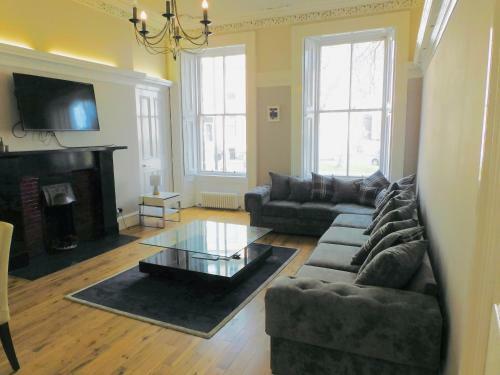 Apartamento West End - 3 Bedroom, Main Door Flat With Parking