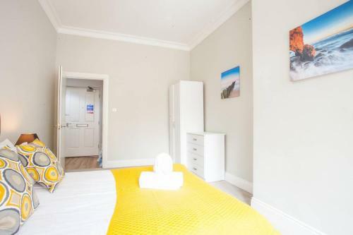 Bright 3 Bedroom Apartment In City Centre