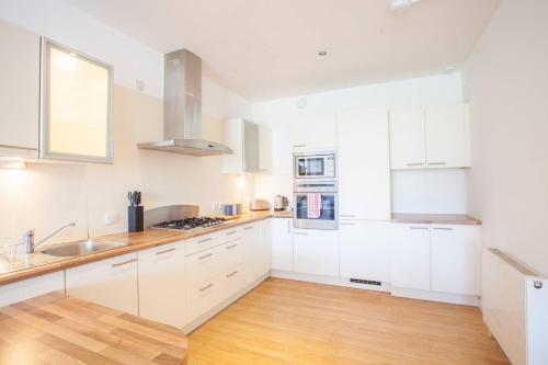Large 2 Bed Apartment In Great Riverside Location