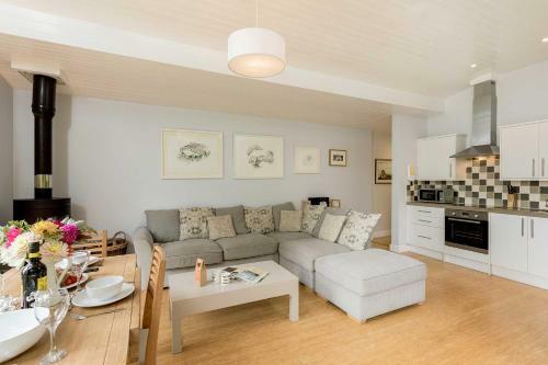 Secluded, New Forest Riverside Lodge