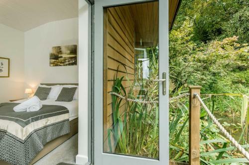 Secluded, New Forest Riverside Lodge