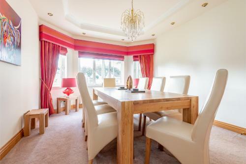Luxury 6-bed House With Pool