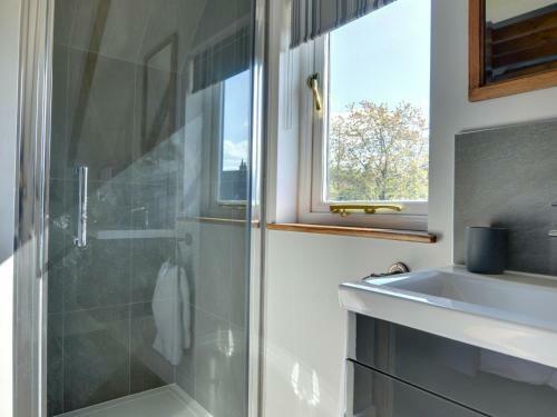 Tranquil Holiday Home In Groombridge Kent With Balcony