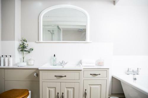 The Cottage And The Nook