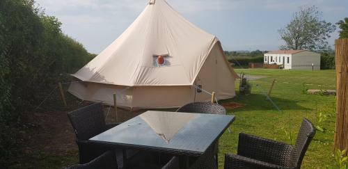 B&B Glamping Bell Tents At The Ring Pub