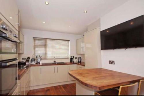 Charming 3-bed House In Harrogate With Hot Tub