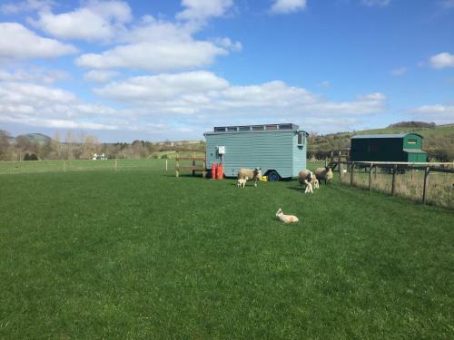 Showman's Hut Westcote