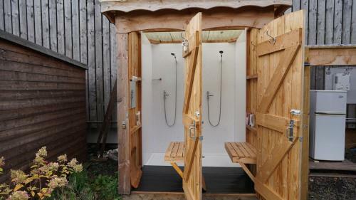 Showman's Hut Westcote