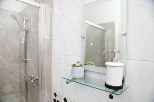 Snug - Logie Baird Apartment