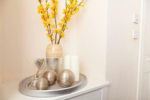 Snug - Logie Baird Apartment