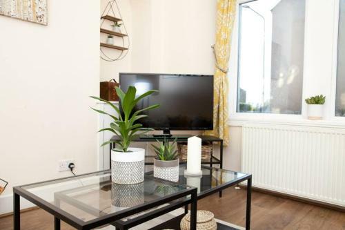 Snug - Logie Baird Apartment