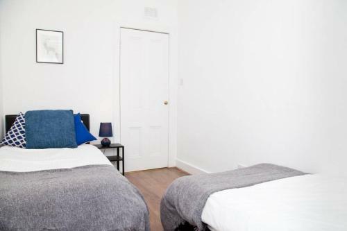 Snug - Logie Baird Apartment