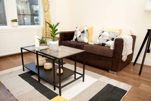 Snug - Logie Baird Apartment