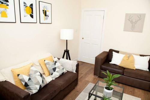 Snug - Logie Baird Apartment