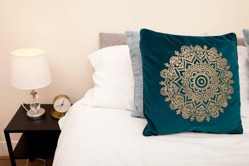 Snug - Logie Baird Apartment