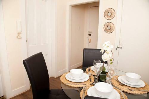 Snug - Logie Baird Apartment